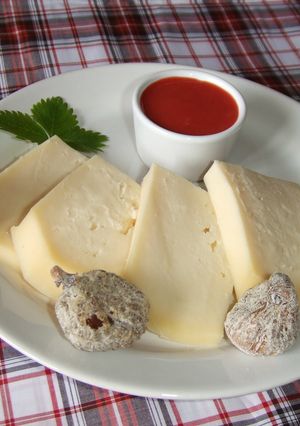 Una foto de Queso gallego con higos secos