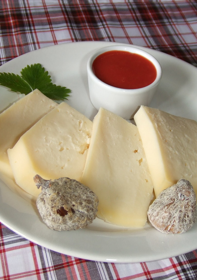Una foto de Queso gallego con higos secos