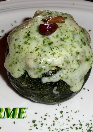 Una foto de Calabacín relleno de setas con jamón