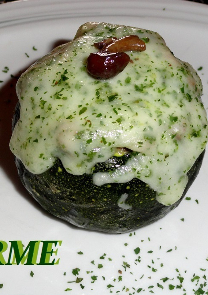 Una foto de Calabacín relleno de setas con jamón