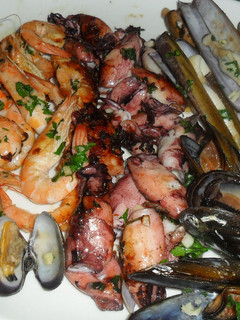 Una foto de Mariscos a la plancha con salsa bearnesa