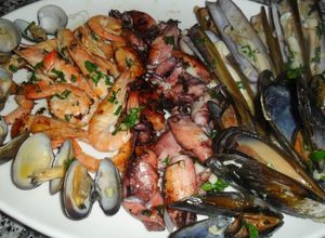 Una foto de Mariscos a la plancha con salsa bearnesa