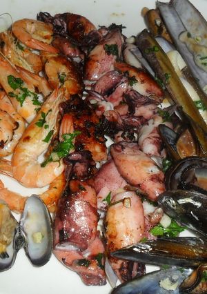 Una foto de Mariscos a la plancha con salsa bearnesa