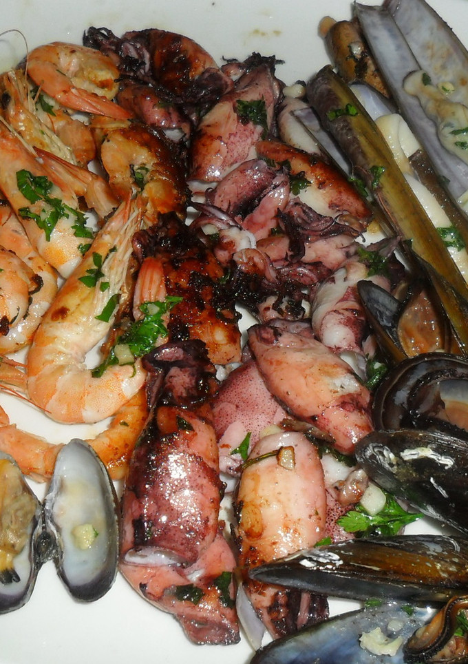 Una foto de Mariscos a la plancha con salsa bearnesa