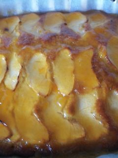 Una foto de Bizcocho de manzana y mermelada de melocotón