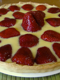 Una foto de Pastel de fresones y natillas
