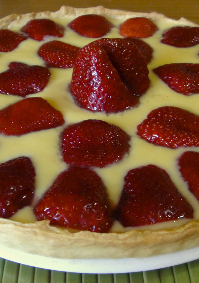 Una foto de Pastel de fresones y natillas