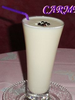Una foto de Queso fresco batido con zumo de melocotón