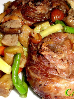 Una foto de Pavo rustido en horno con verduras