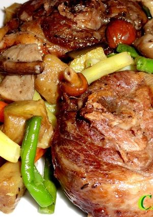 Una foto de Pavo rustido en horno con verduras