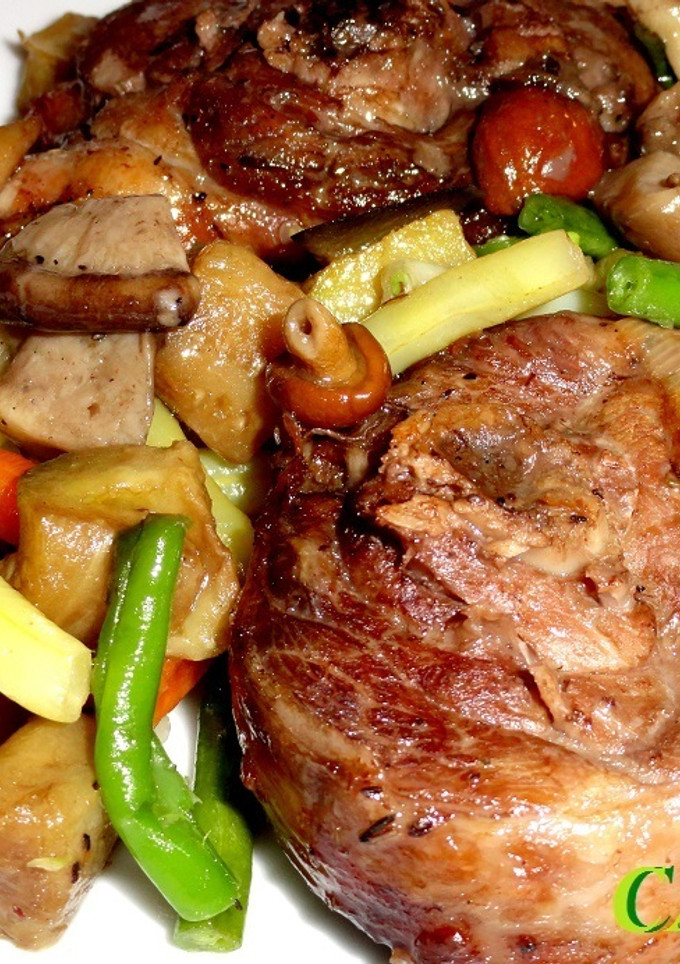 Una foto de Pavo rustido en horno con verduras