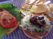 Una foto de hamburguesa casera de pollo