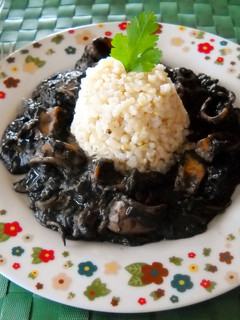 Una foto de Calamaretes en su tinta con arroz integral