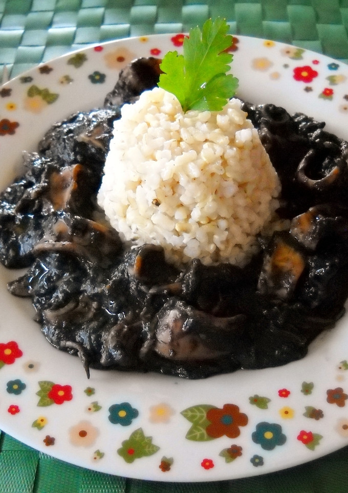 Una foto de Calamaretes en su tinta con arroz integral