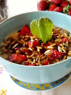 Una foto de Crema de copos de avena con fresas