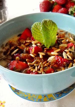 Una foto de Crema de copos de avena con fresas