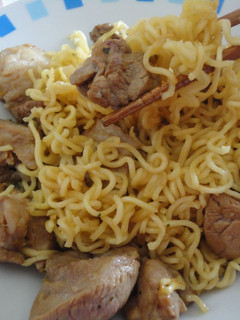 Una foto de Wok de cerdo y fideos chinos
