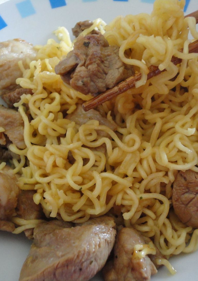 Una foto de Wok de cerdo y fideos chinos
