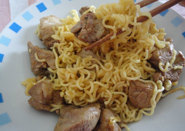 Wok de cerdo y fideos chinos