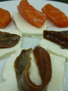 Una foto de Pinchito de queso fresco, salmón y anchoas