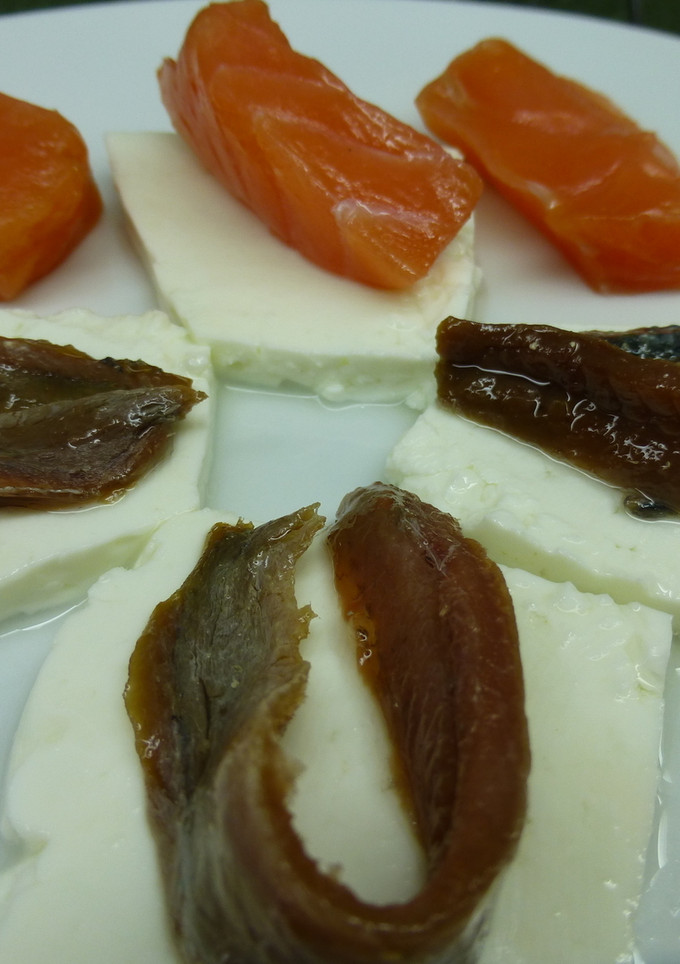 Una foto de Pinchito de queso fresco, salmón y anchoas