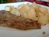 Ventrescas de atún rojo al horno, con piña y manzana