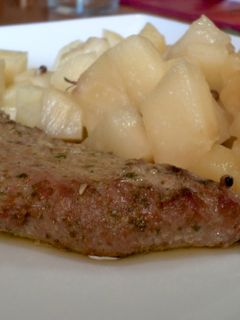 Una foto de Ventrescas de atún rojo al horno, con piña y manzana