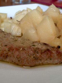 Una foto de Ventrescas de atún rojo al horno, con piña y manzana