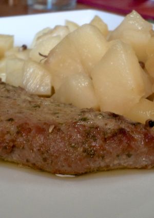 Una foto de Ventrescas de atún rojo al horno, con piña y manzana