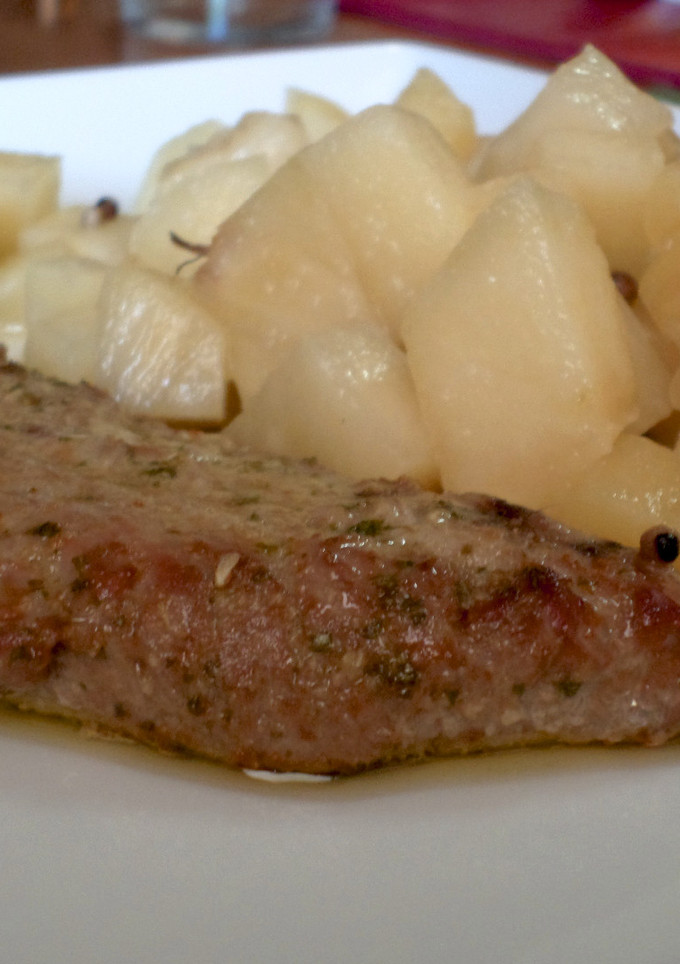 Una foto de Ventrescas de atún rojo al horno, con piña y manzana