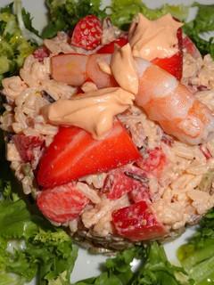 Una foto de Ensalada de arroces con fresones y langostinos