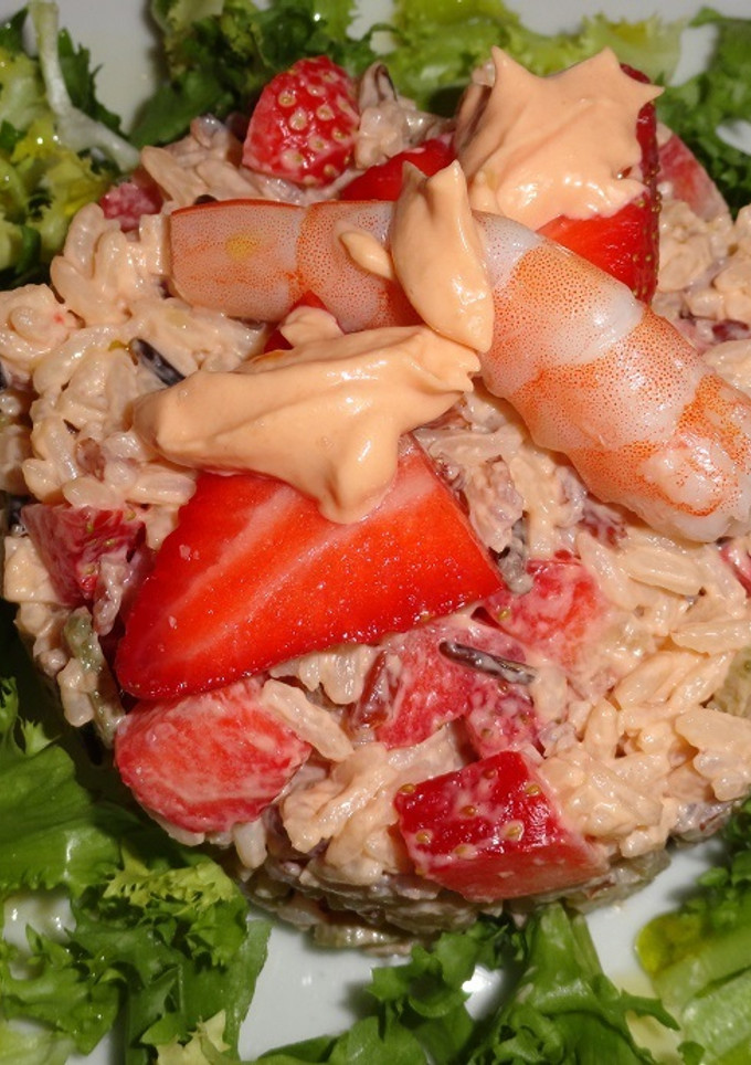 Una foto de Ensalada de arroces con fresones y langostinos