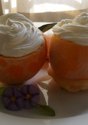 Una foto de Naranjas heladas con crema chantilly