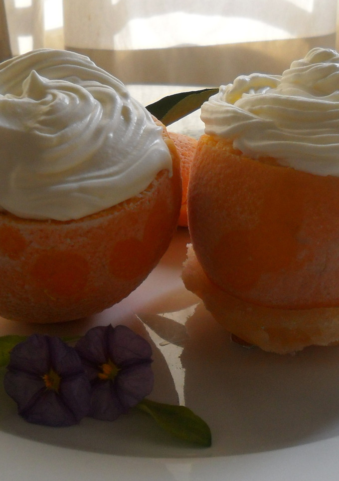 Una foto de Naranjas heladas con crema chantilly