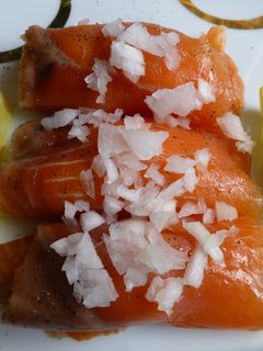 Una foto de Rollitos de salmón y ensaladilla