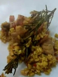 Una foto de Arroz con jamón, pollo y cerdo