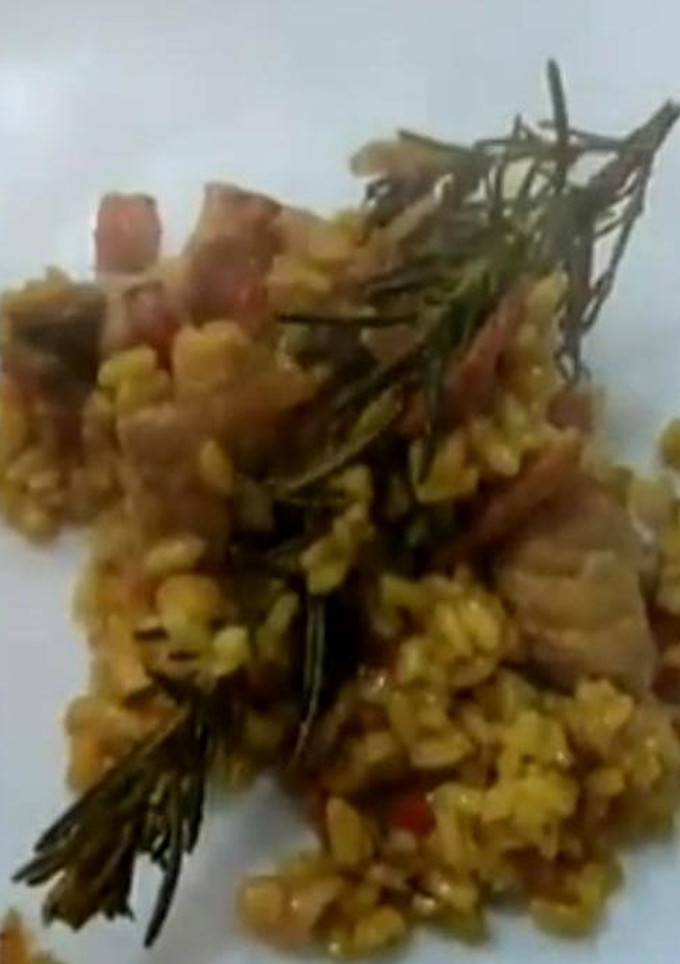 Una foto de Arroz con jamón, pollo y cerdo