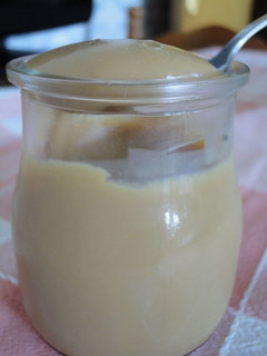 Una foto de Crema de chocolate blanco con caramelo