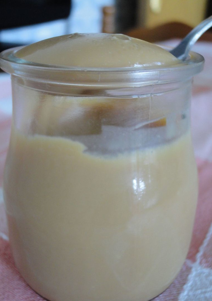 Una foto de Crema de chocolate blanco con caramelo