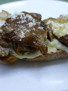 Una foto de Tostada de crema de alcachofas y setas