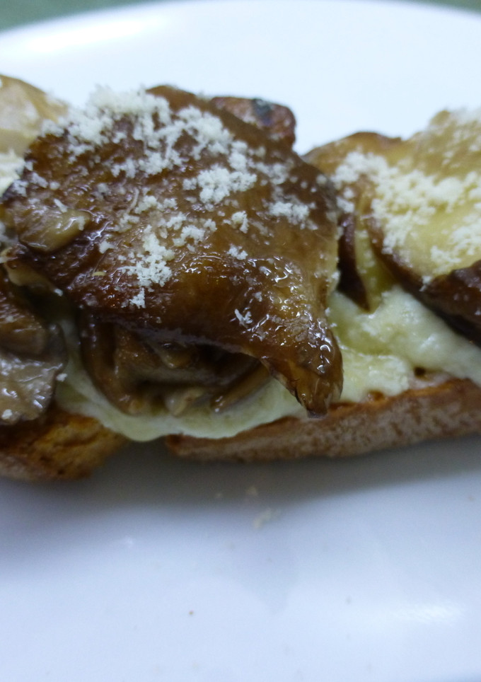 Una foto de Tostada de crema de alcachofas y setas