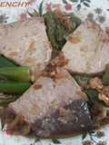 Medallones de atún encebollados