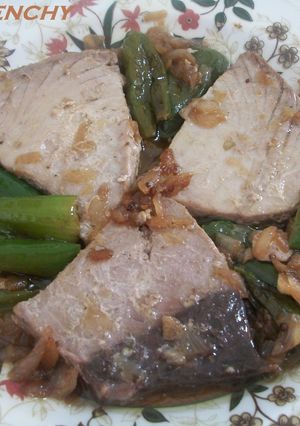Una foto de Medallones de atún encebollados