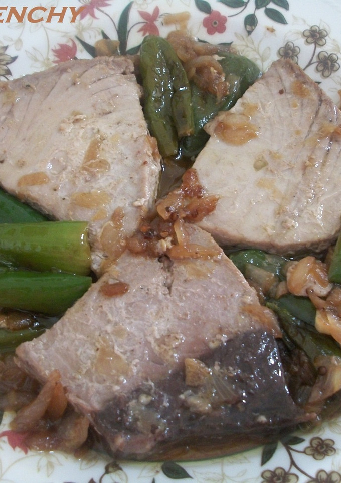 Una foto de Medallones de atún encebollados