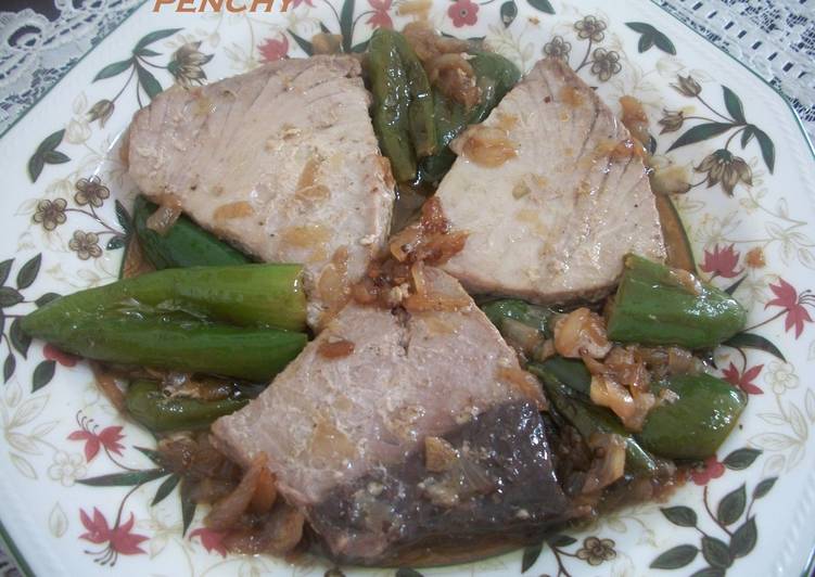 Medallones de atún encebollados
