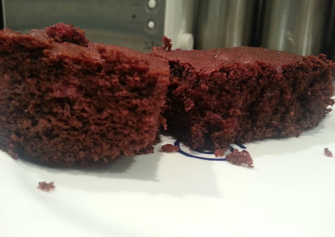 Bizcocho de chocolate con frutos rojos<br />