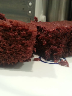Una foto de Bizcocho de chocolate con frutos rojos