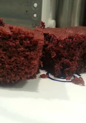 Una foto de Bizcocho de chocolate con frutos rojos