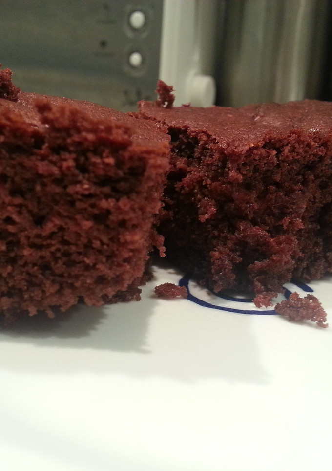 Una foto de Bizcocho de chocolate con frutos rojos