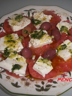 Una foto de Tomates Raf con queso fresco